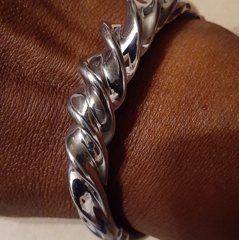 14K WHITE GOLD BANGLE BRACELET NWT. OPENS